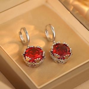 Boucles d'oreilles en zirconium rouge antique à la française, nouveau design tendance haut de gamme, style luxueux et à la mode pour les mondaines ou les cadeaux - Product Image 1