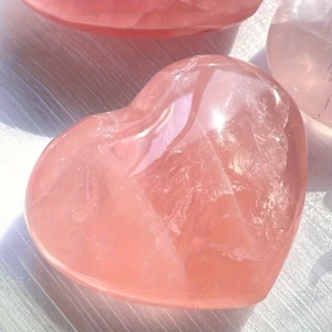 หินโรสควอตซ์ขัดเงาธรรมชาติรูปหัวใจ สำหรับขายส่ง เหมาะสำหรับเป็นของขวัญ - Product Image 3