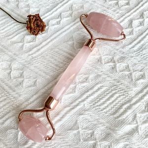 Esthéticienne fournit des produits de soins de la peau rouleau de <span class=keywords><strong>jade</strong></span> rose naturel masseur de visage avec logo personnalisé - Product Image 1