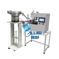 Machine automatique de remplissage et de bouchage de sachets souples pour détergent, shampoing, jus et sauces