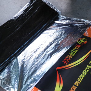 Matériaux d'isolation thermique d'étanchéité de fuite de toiture1.2mm1.5mm1.8mm Membrane imperméable auto-adhésive pour toit plat - Product Image 1