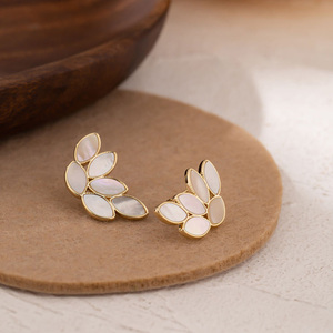 Boucles d'oreilles clous dorées tendance XY, bijoux en cuivre, motif feuille et ailes de papillon, pour femmes - Product Image 1
