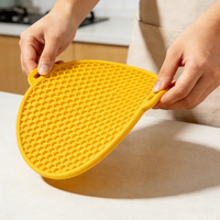 Sous-verre carré en silicone mignon, résistant aux hautes températures, anti-brûlure, antidérapant, dessous de plat, dessous de plat pour table à manger, accessoire d'isolation
