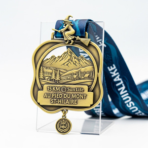 Medaglia Personalizzata in Bronzo Anticato con Ciondolo a Tema Strega e Scena Montagna Traforata per la Corsa Au Pied Du Mont St-Hilaire 15KM - Product Image 1