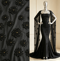 Tissu TC noir A087 avec motif floral en spirale noir-doré pour robes de soirée et robes