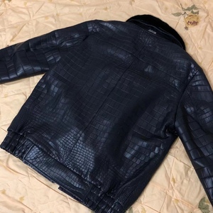เสื้อแจ็คเก็ตหนังจระเข้สำหรับผู้ชายขายส่ง, ชุดสูทและเสื้อเชิ้ตแบบ OEM/ODM ที่สามารถปรับแต่งได้ พร้อมซับในขนนุ่ม - Product Image 1
