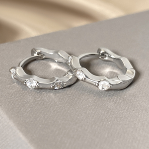 Pendientes de Aro Ondulados de Bambú para Mujer, de Latón con Baño de Oro de 18K y Circonita Cúbica (CZ), Tipo Huggie, Joyería de Moda al por Mayor - Product Image 4