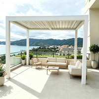 Pergola bioclimatique commerciale sur mesure pour bord de mer avec toit à lames motorisées, éclairage RGB et verre sans cadre