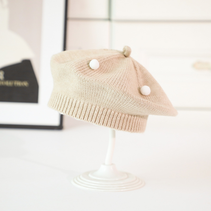 Béret beige en fil boule ronde