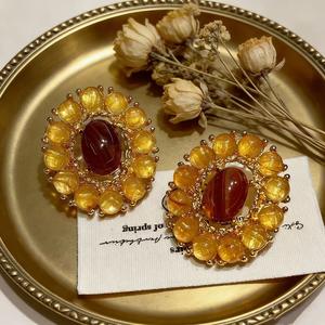 Pendientes de tuerca chapados en oro con forma de flor para mujer, joyería vintage de aleación para fiesta con engaste de bisel de cristal ámbar - Product Image 3