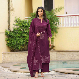 Ensemble Kurti droit en pur coton de qualité supérieure pour femme, avec pantalon et dupatta, orné de motifs imprimés et de broderies miroir - Product Image 1