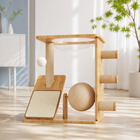 Arbre à chat compact en bois massif, classique, mignon, durable et écologique, avec balançoire en sisal, plateforme de observation et design capsule spatiale