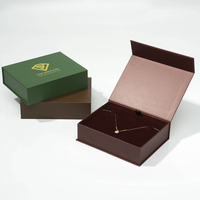 Boîte de papier rigide magnétique pour bijoux avec logo personnalisé Boîte d'emballage cadeau pour collier élégant avec inserts en éponge de velours