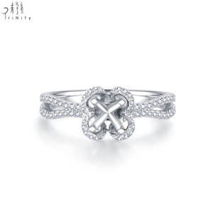 Bague de fiançailles classique exclusive en or blanc 18 carats avec diamant naturel, sans pierre principale, pour femme - Product Image 1