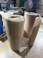 Bande transporteuse sans fin en PTFE + PU brun 16000*1000*1.5 2 bandes de guidage transparentes 6*4-35 ℃ résistant au froid
