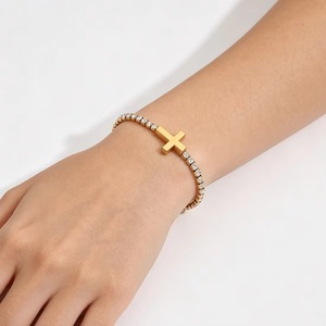 Bracelet chaîne tennis minimaliste en acier inoxydable hypoallergénique avec croix centrale en cristal pour femme, bijou de déclaration quotidien, cadeau - Product Image 4