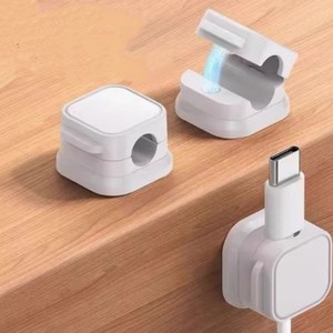 Organizador de Cables Magnético Cuadrado para Escritorio con Clips para Cables de Carga - Product Image 1