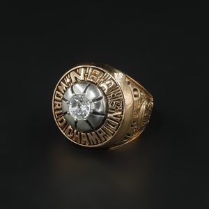 Ensemble de 3 bagues de championnat des <span class=keywords><strong>New</strong></span> <span class=keywords><strong>York</strong></span> Knicks avec boîte de présentation (1970/1973/2026) - Product Image 2