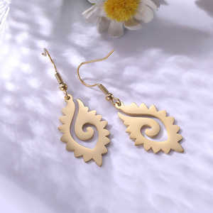 Nuovi orecchini a forma di viso modificati con atmosfera di temperamento a foglie curve all'ingrosso - Product Image 5