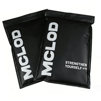 Sac à fermeture éclair pour vêtements en noir mat personnalisé pour l'emballage de marques de vêtements, sac d'emballage en plastique réutilisable de qualité supérieure avec fermeture éclair latérale et logo