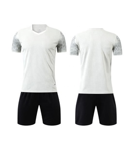 ชุดเสื้อฟุตบอลแบบกำหนดเอง ชุดกีฬาฟุตบอลชาย ผ้าโพลีเอสเตอร์ 100% ชุดฟุตบอลเปล่า เสื้อฟุตบอล - Product Image 5