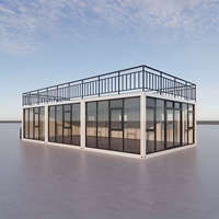 Cette maison préfabriquée présente des murs en verre et une terrasse sur le toit pour une vie moderne avec intégration de la technologie de la maison intelligente