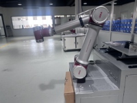 Station d'asservissement de machine robuste intégrée au cobot JAKA, avec trémie pour produits finis et effets-fins polyvalents, bras robotisé CNC