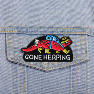 Spilla Smaltata 'Gone Herping', Distintivo per Rettili e Lucertole, Gioiello Animale, Regalo per Bambini e Amici, Vendita all'Ingrosso - Product Image 1