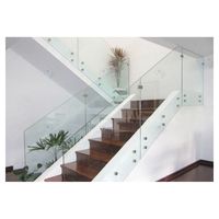 Balustrade en verre PRIMA à poteaux hauts, testée en conditions de pression du vent, pour balcon d'appartement de grande hauteur