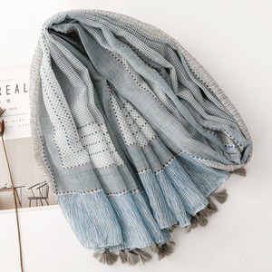 Pañuelo de moda azul-gris con patrón geométrico a cuadros pequeños pintado a mano, accesorio de viaje, chal. - Product Image 2