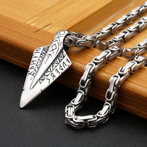 Collar de hombre de acero inoxidable con colgante de flecha vikinga nórdica y diseño de runas, cadena de 60 cm, regalo. - Product Image 1