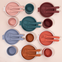 Vaisselle douce pour enfants et tout-petits avec logo personnalisé en stock d'usine vaisselle pour bébés bavoirs assiettes et napperon ensemble d'alimentation en silicone