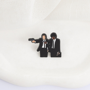 Broche en émail sur le thème du film d'horreur, avec les personnages Vincent Vega et <span class=keywords><strong>Jules</strong></span> Winnfield tenant une arme, pour sac à dos et revers, cadeaux de bijoux amusants - Product Image 3