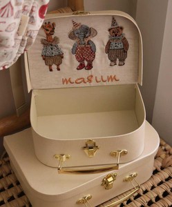 Caja de Regalo Tipo Maleta de Papel para Bebé Recién Nacido, con Asa Dorada de Lujo, para Niña o Niño, con Tela Bordada - Product Image 2