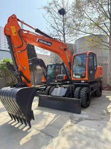 Excavatrice sur pneus Develon DX150W de 13,5 tonnes, godet de 0,76 m³, orange, compacte, pour travaux de construction et municipaux, en promotion - Product Image 2