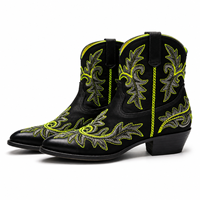 Bottes de cowboy noires brodées sur mesure pour femmes, bottines western vert néon à bout pointu et talon carré, vente en gros, OEM, ODM, usine 2026