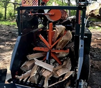 Déchiqueteuse de bois tractable sur route avec essieu à torsion, roues de 15 pouces, fendeur à cale inférieure, pince à 4 voies, moteur 2 cylindres, machine à couper les bûches