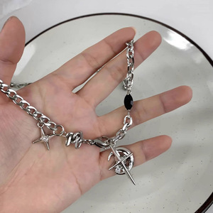 Unisex Mond-Stern-Anhänger Halskette aus Legierung, Hip-Hop Schwarzer Zirkon Gemischte Kette Statement-Schmuck für Großhandel - Product Image 3