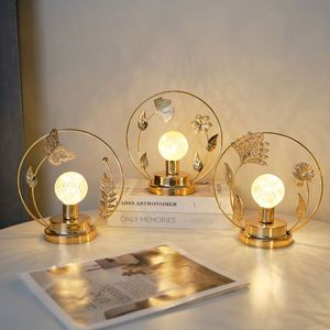 Décoration de bureau moderne de luxe, veilleuse, ornements en métal doré, artisanat artistique avec boule de cristal pour la décoration de la maison, du bureau ou de la table - Product Image 1