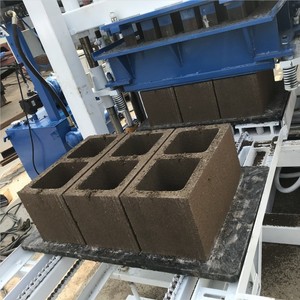 Machine à Briques la Plus Populaire QT4-24 pour la Fabrication de Blocs de Béton, Produit des Briques Creuses de 6 et 9 Pouces au Nigeria - Product Image 2