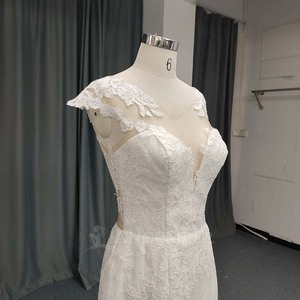 ANY243 Robe de mariée sirène moderne et glamour à manches courtes, avec broderie en dentelle, appliques florales en cristal, coupe ajustée et traîne chapelle longue - Product Image 6