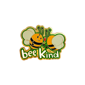 دبوس طية صدر معدني مطلي بالمينا الصلبة بتصميم شخصية نحلة صديقة مع عبارة 'Be Kind'، مخصص من قبل مصنع OEM للمنتجات الترويجية - Product Image 5