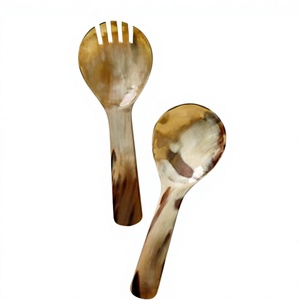 Juego de 2 Servidores de Ensalada Hechos a Mano con Cuerno de Búfalo, Cucharas y Tenedores de Material Natural para Uso en la Cocina - Product Image 1