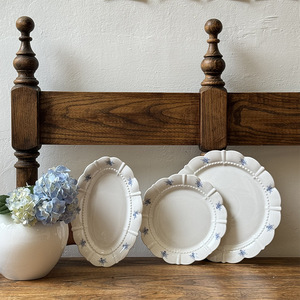 Plato de Postre de Gres Azul y Blanco con Rosas, Estilo Vintage Retro de Lujo Francés, con Borde de Pétalos, Apto para Microondas, para Bodas - Product Image 2