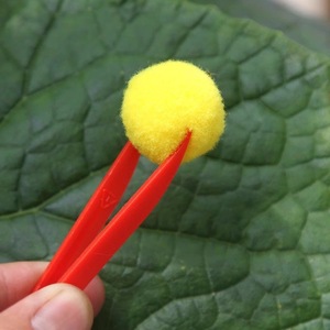 Pincettes en plastique 7,8 cm pour la manipulation de pompons, outils de bricolage pour enfants - Product Image 1