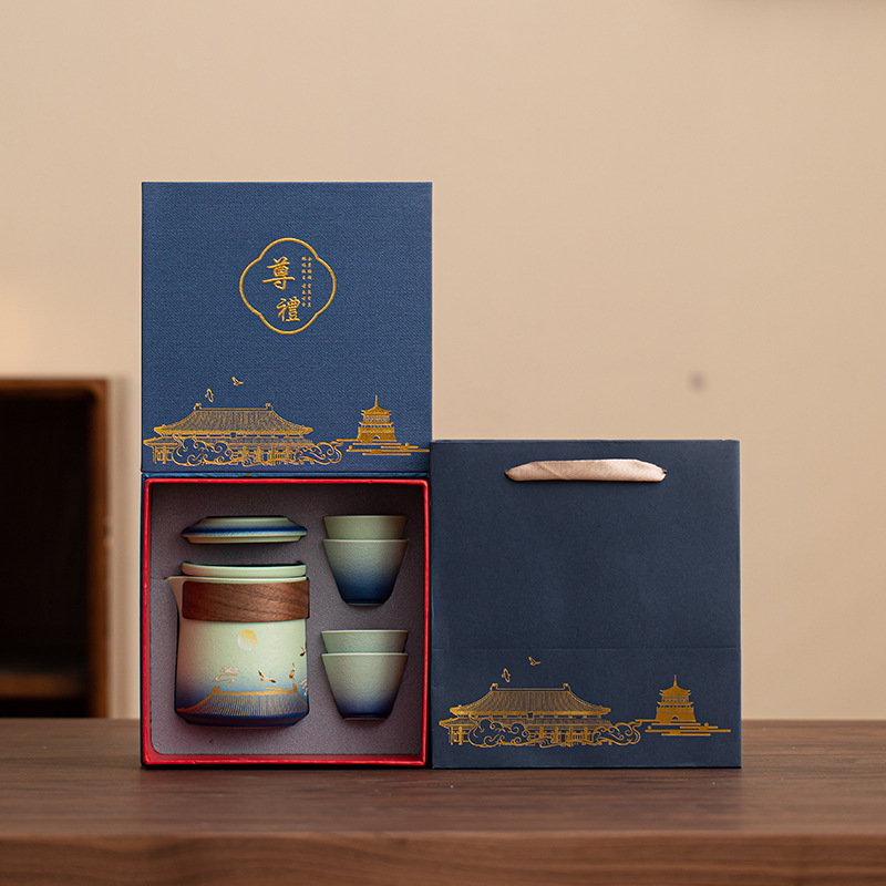 Confezione regalo blu sfumata con una pentola e quattro tazze