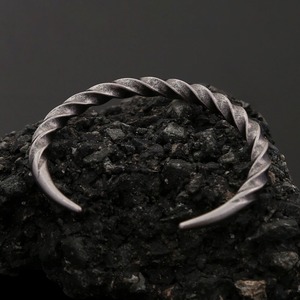 Bracelet en corne de taureau torsadée yunnique, design ouvert en argent antique, bijoux unisexe, cadeau - Product Image 1