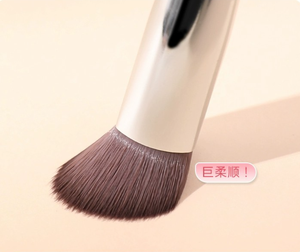 Brocha de Maquillaje Angular para Rubor y Base con Mango de Madera y Logotipo Personalizado, Brocha Cosmética Ecológica con Forma de Lengua para el Rostro - Product Image 4