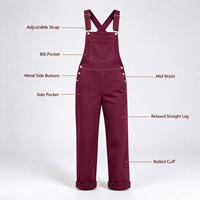 Salopette en jean bordeaux taille mi-haute coupe droite décontractée, idéale pour le look de service matinal au café