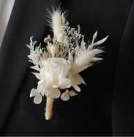 Tradition boutonnière avec fleurs préservées ou fleur éternelle pour costume de marié